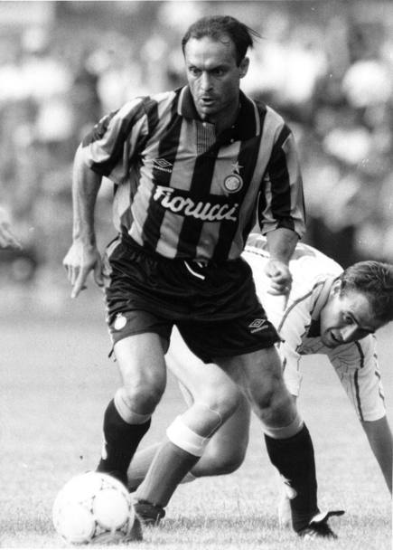 Dopo tre stagioni alla Juventus, nel 1992-93 Salvatore Schillaci viene ceduto all’Inter per 8,5 miliardi di lire. L’esperienza a Milano dura due anni con 30 presenze e 11 gol in campionato. Nel marzo del 1993 subisce il fascino del Giappone e accoglie il sostanzioso ingaggio della squadra nipponica dello Jbilo Iwata (Rcs)